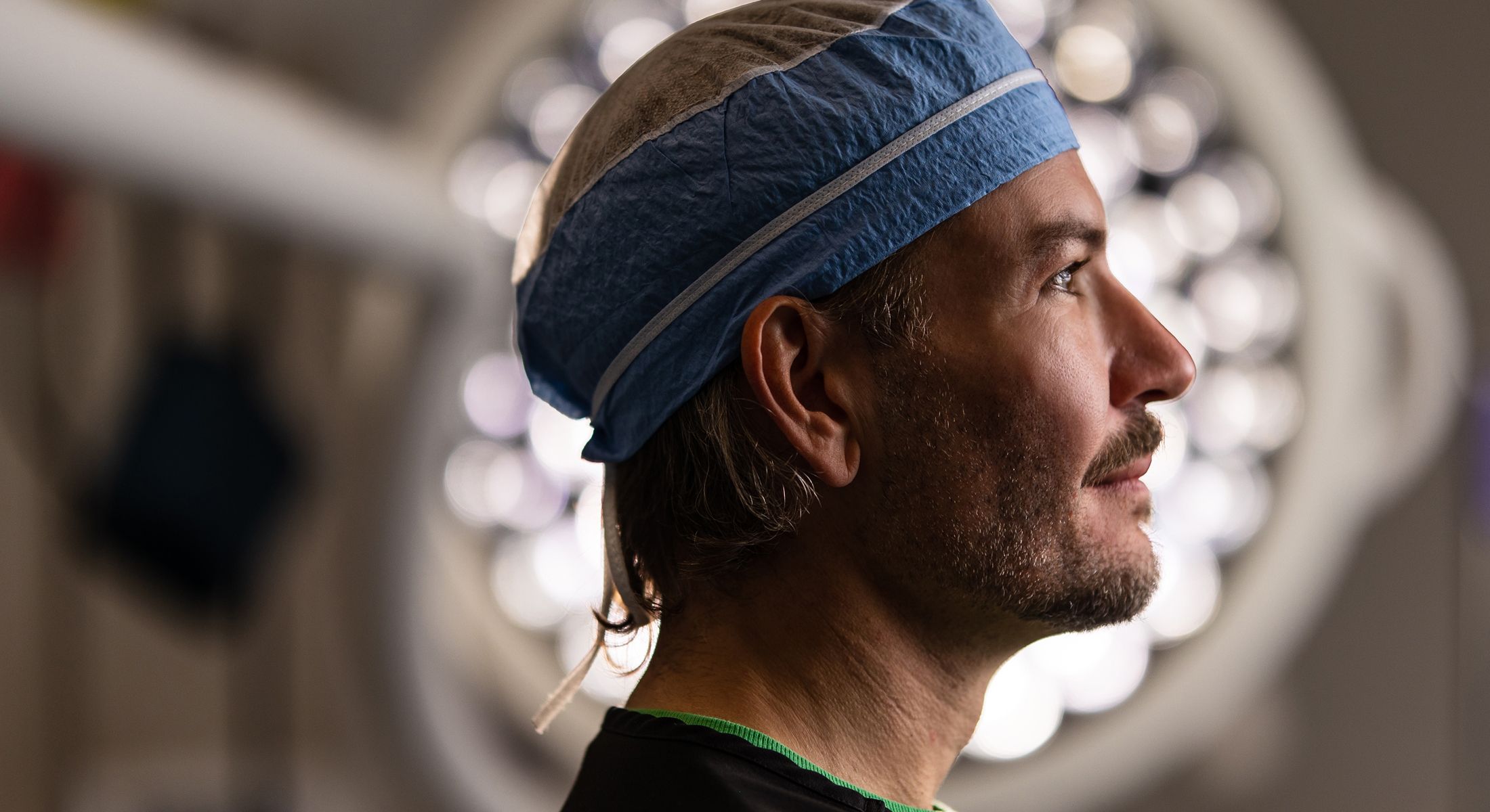 Surgeon in operating room preparing for surgery.